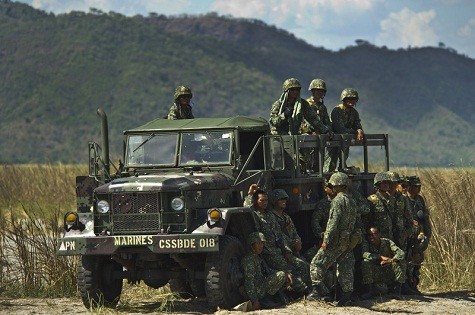 Thủy quân Lục chiến Mỹ và Philippines trong cuộc tập trận Balikatan 2012 tại Crow Valley, Philippines.